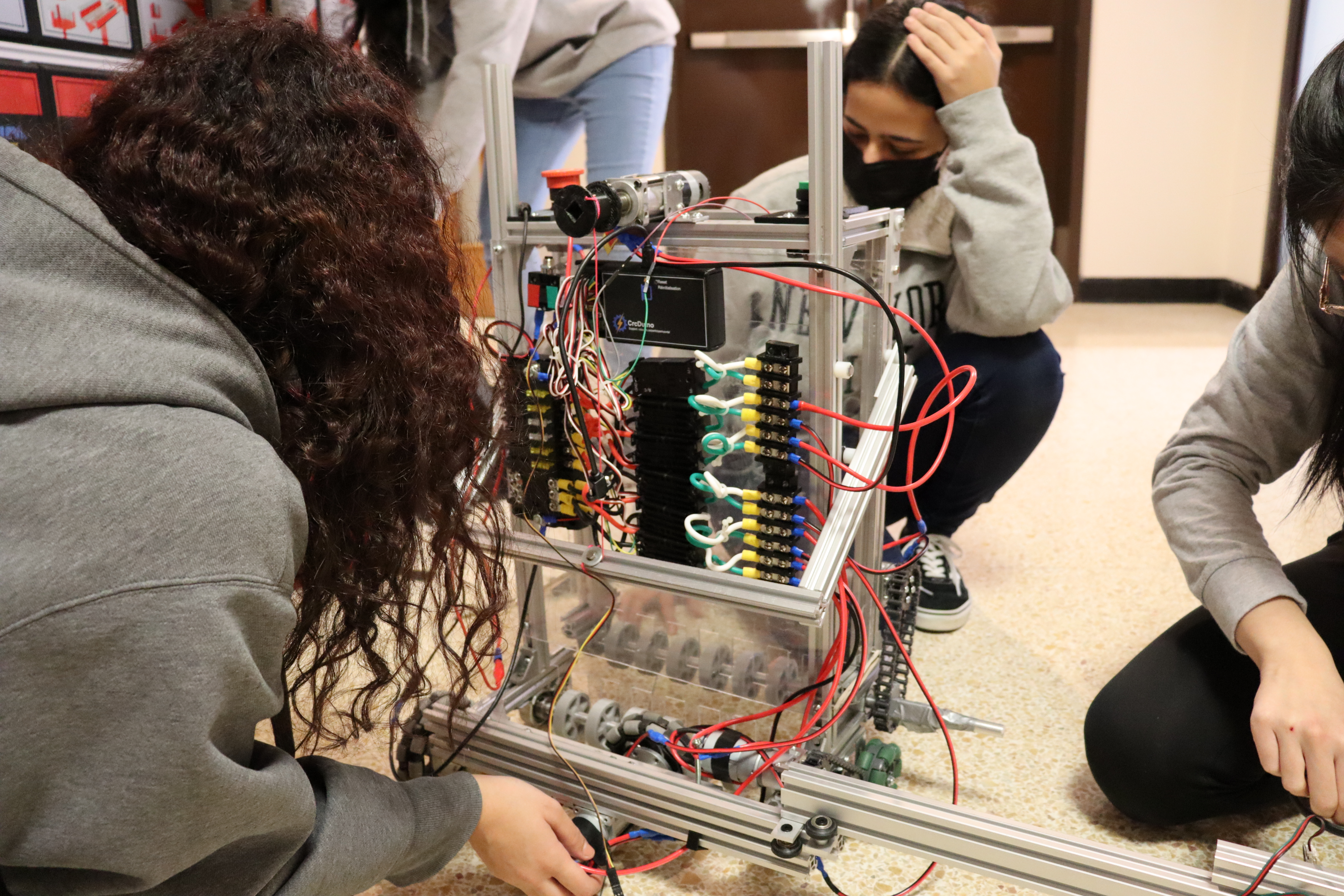 Melody travaille sur le circuit du robot