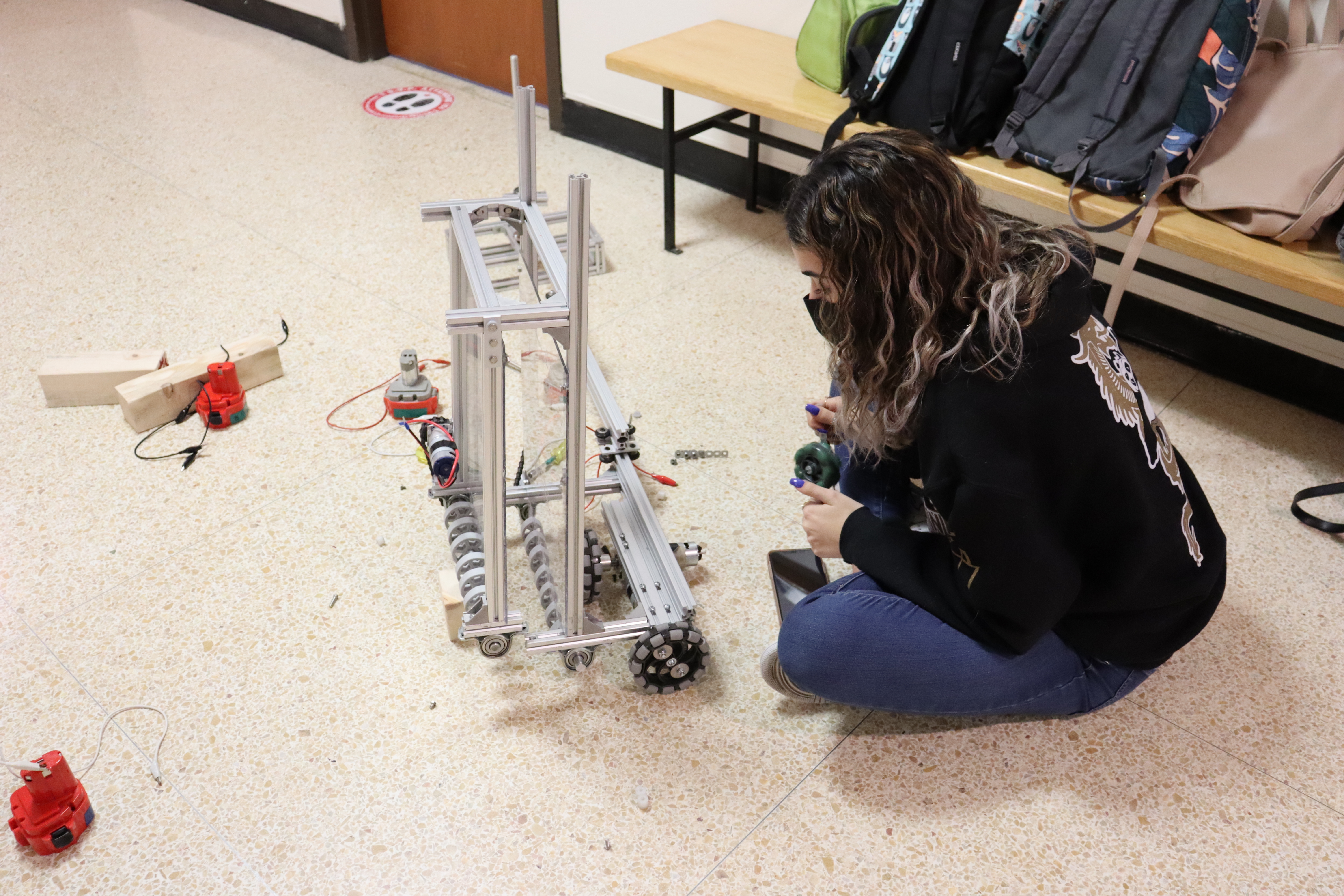 Eugenia et Youanna travaillent sur le robot