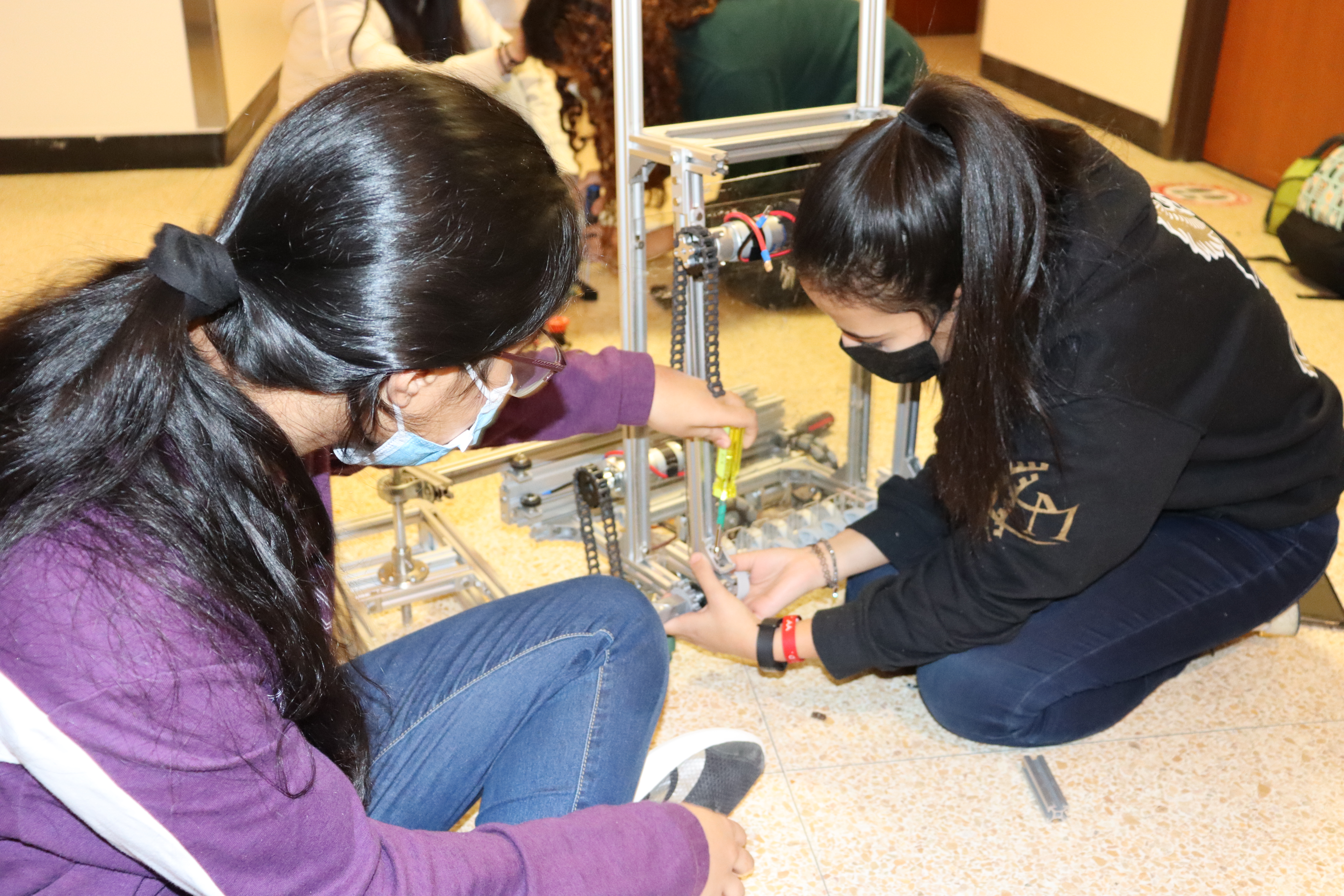 Gulraaj et Youanna travaillent sur le robot