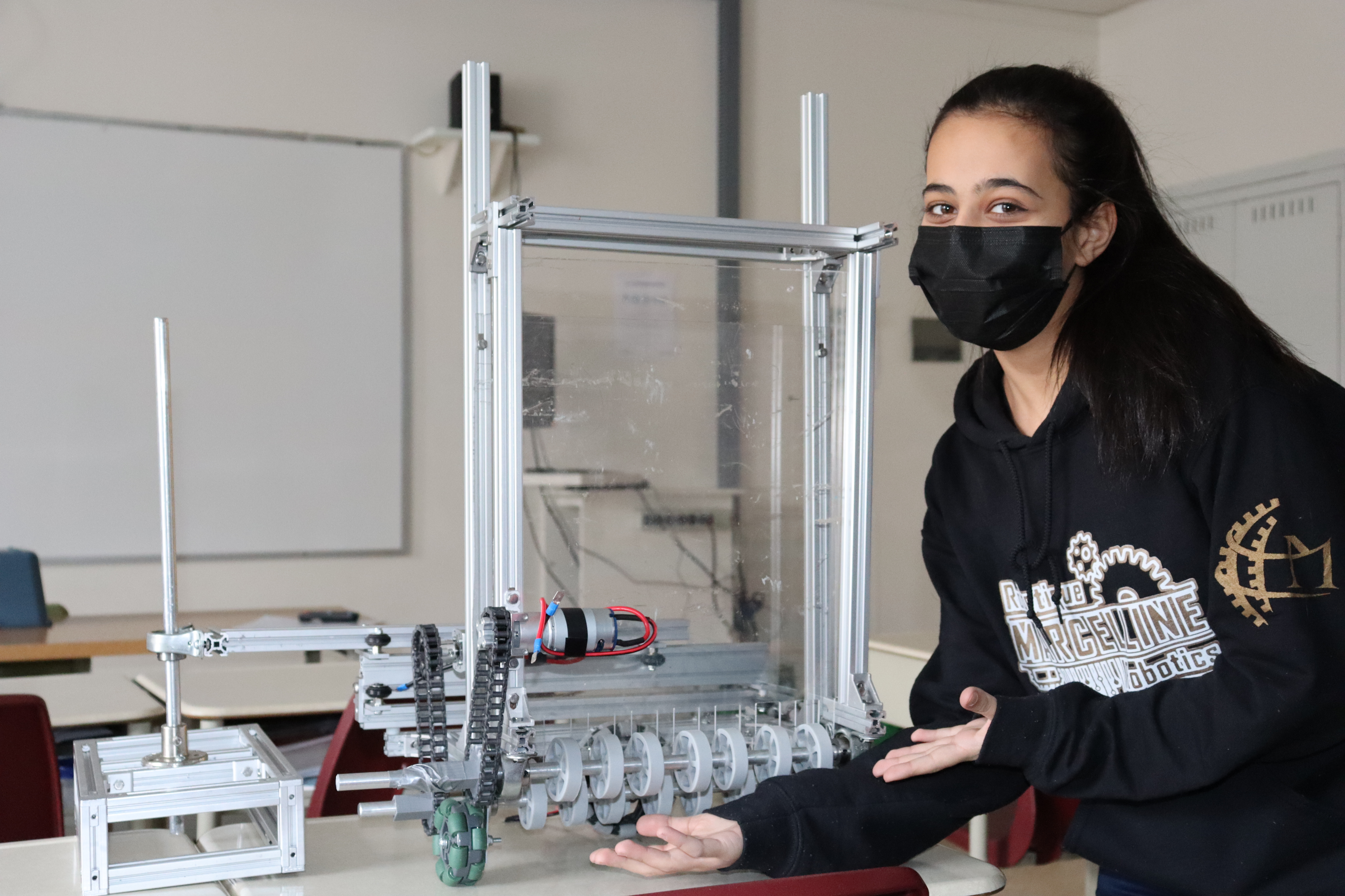 Youanna présente le robot