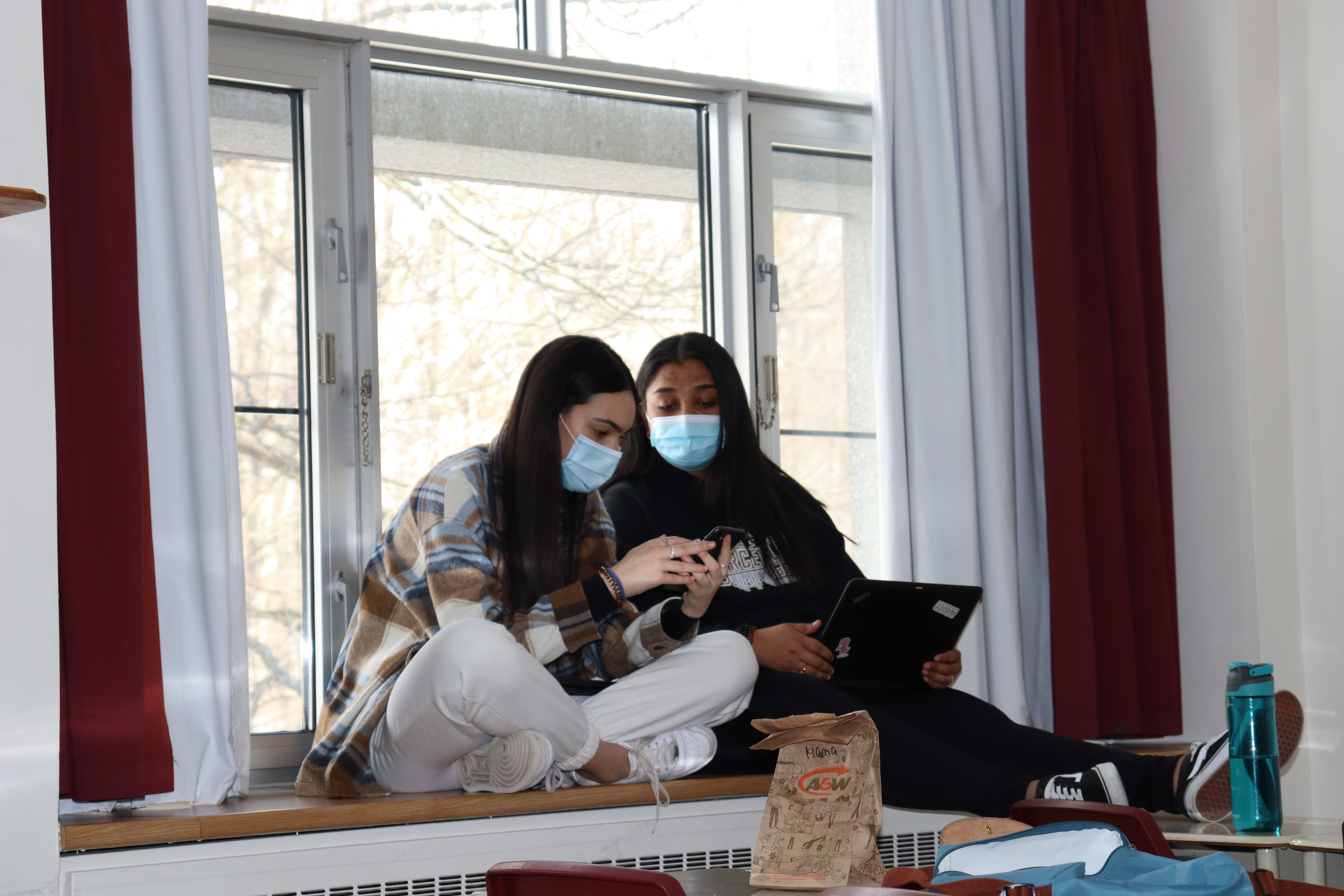 Deux filles discutent de la vidéo
