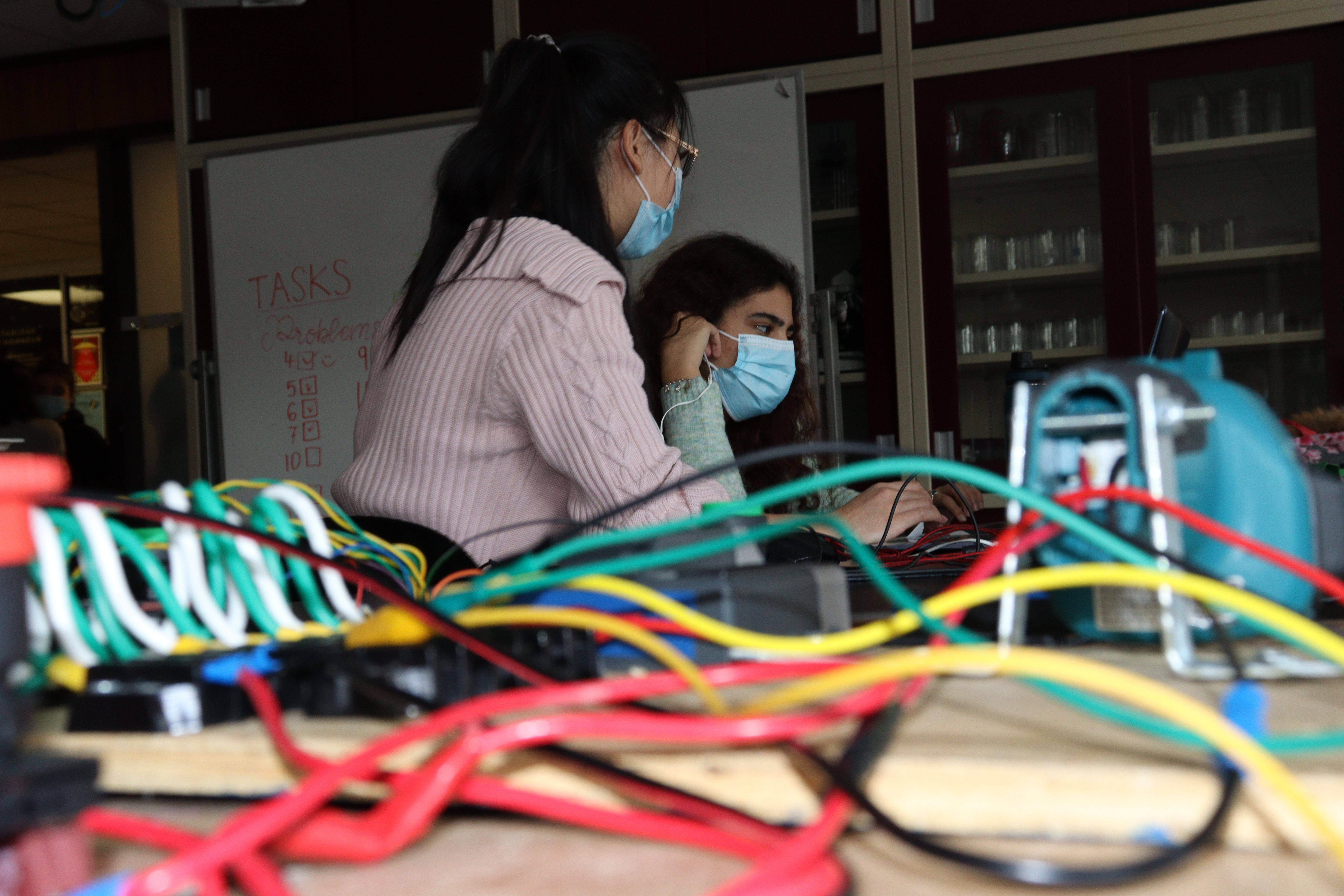 L'équipe de programmation discutent derrière le circuit