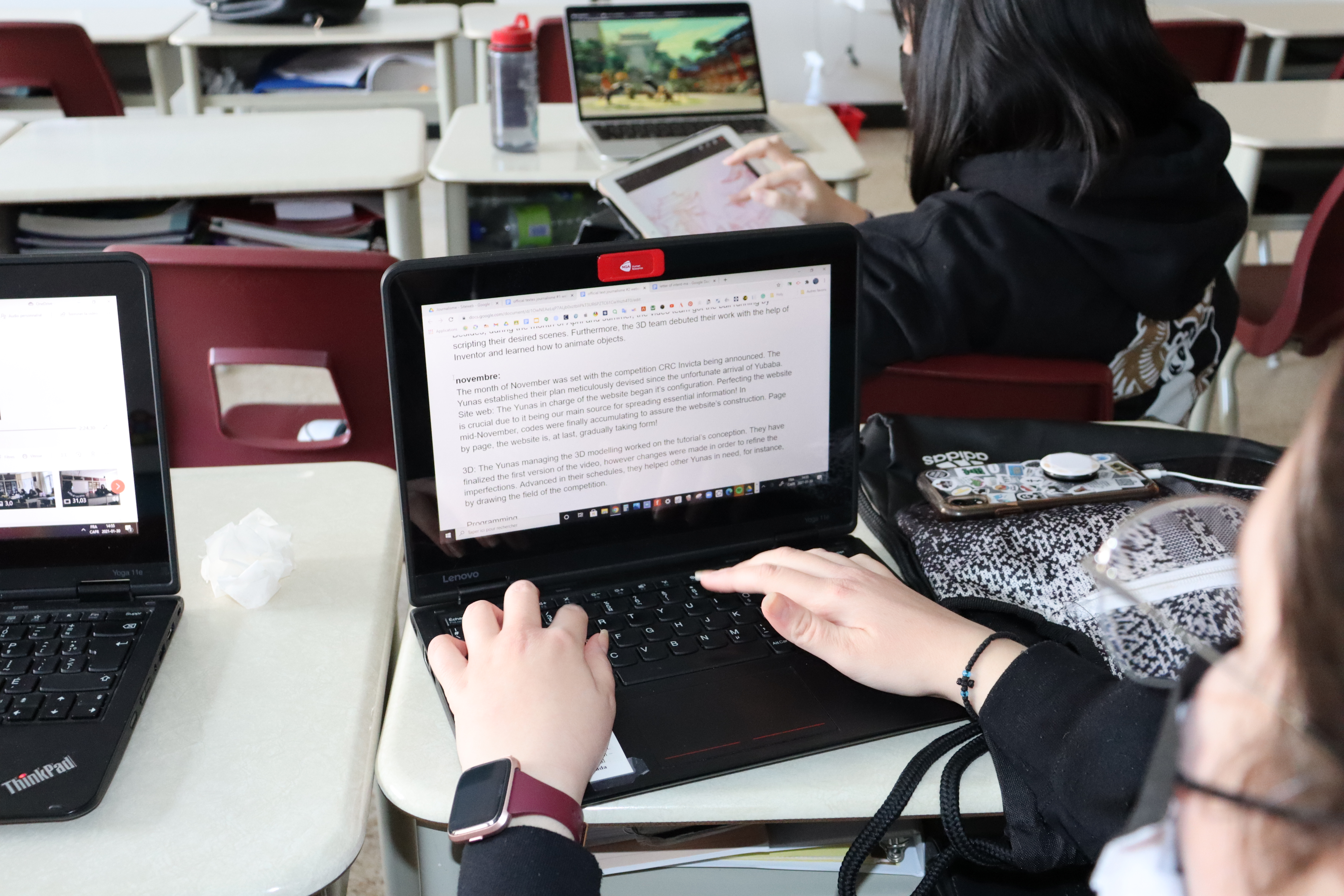 L'équipe de journalisme travaillent sur le contenu du site web