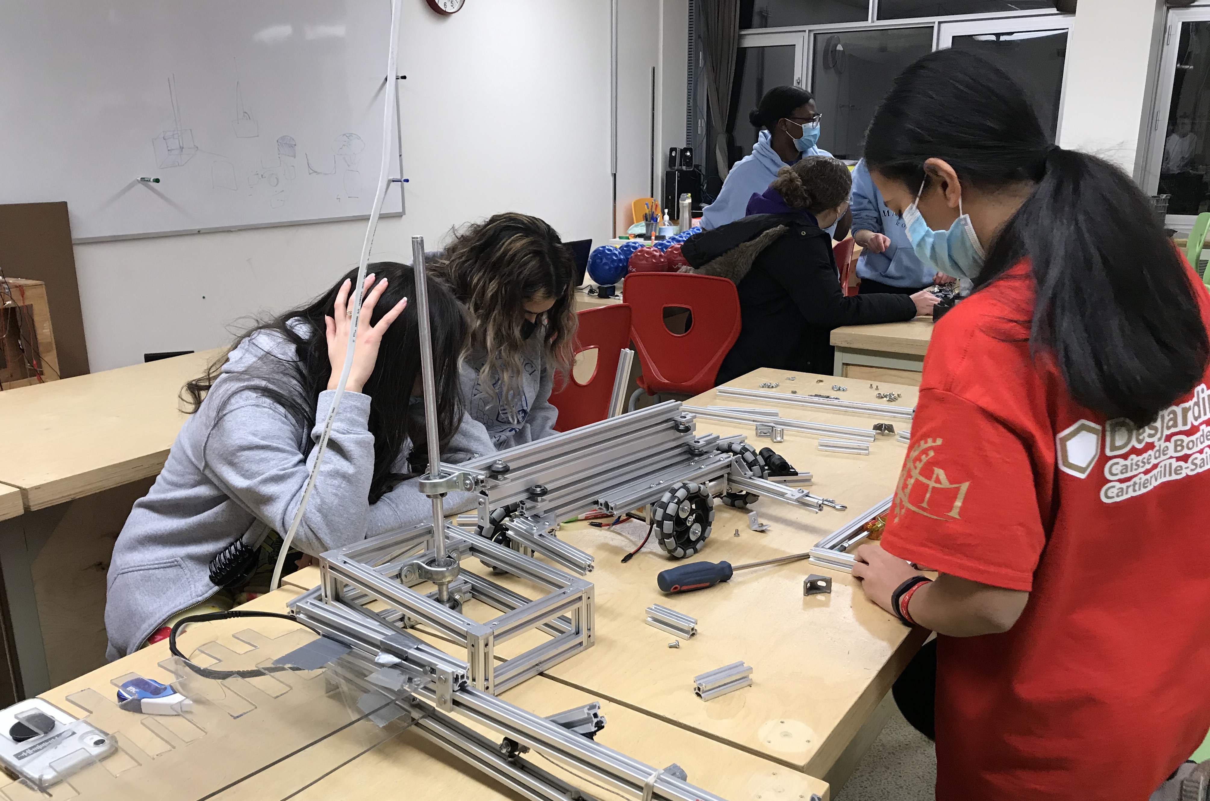 L'équipe de construction du robot travaillent