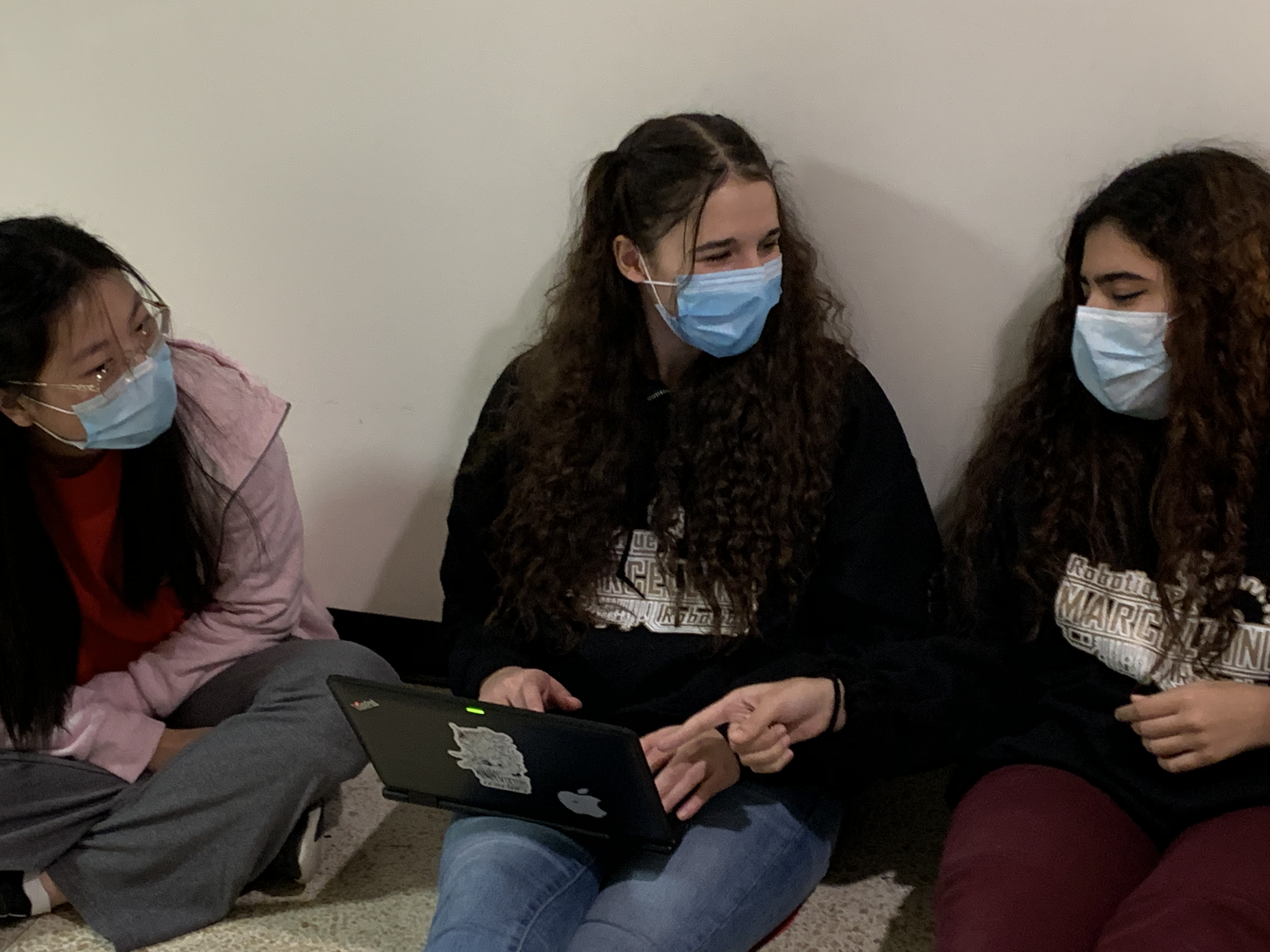 Camille, journaliste, fait une entrevue avec les filles de programmation