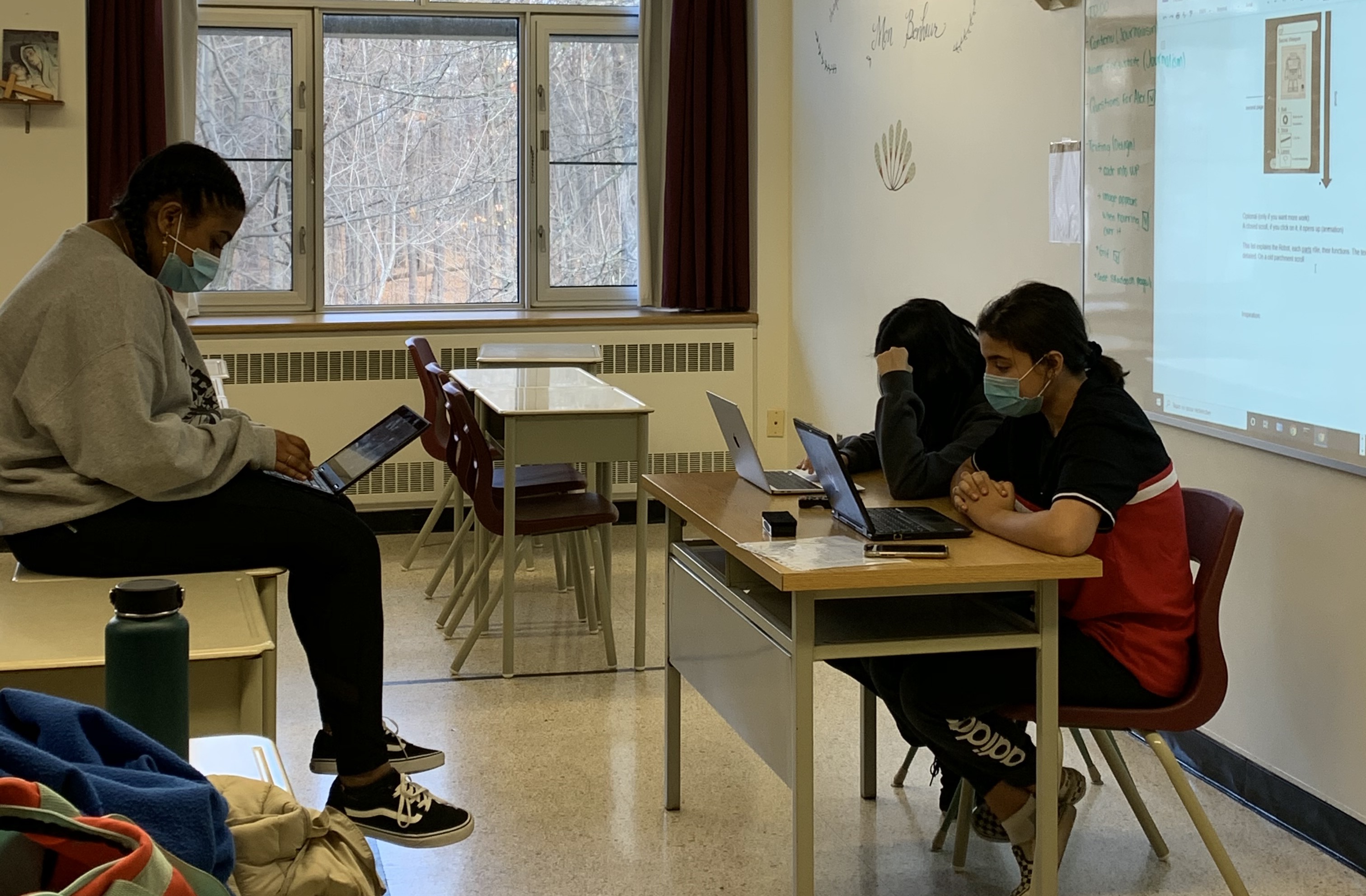 L'équipe de site web travaillent dans une classe