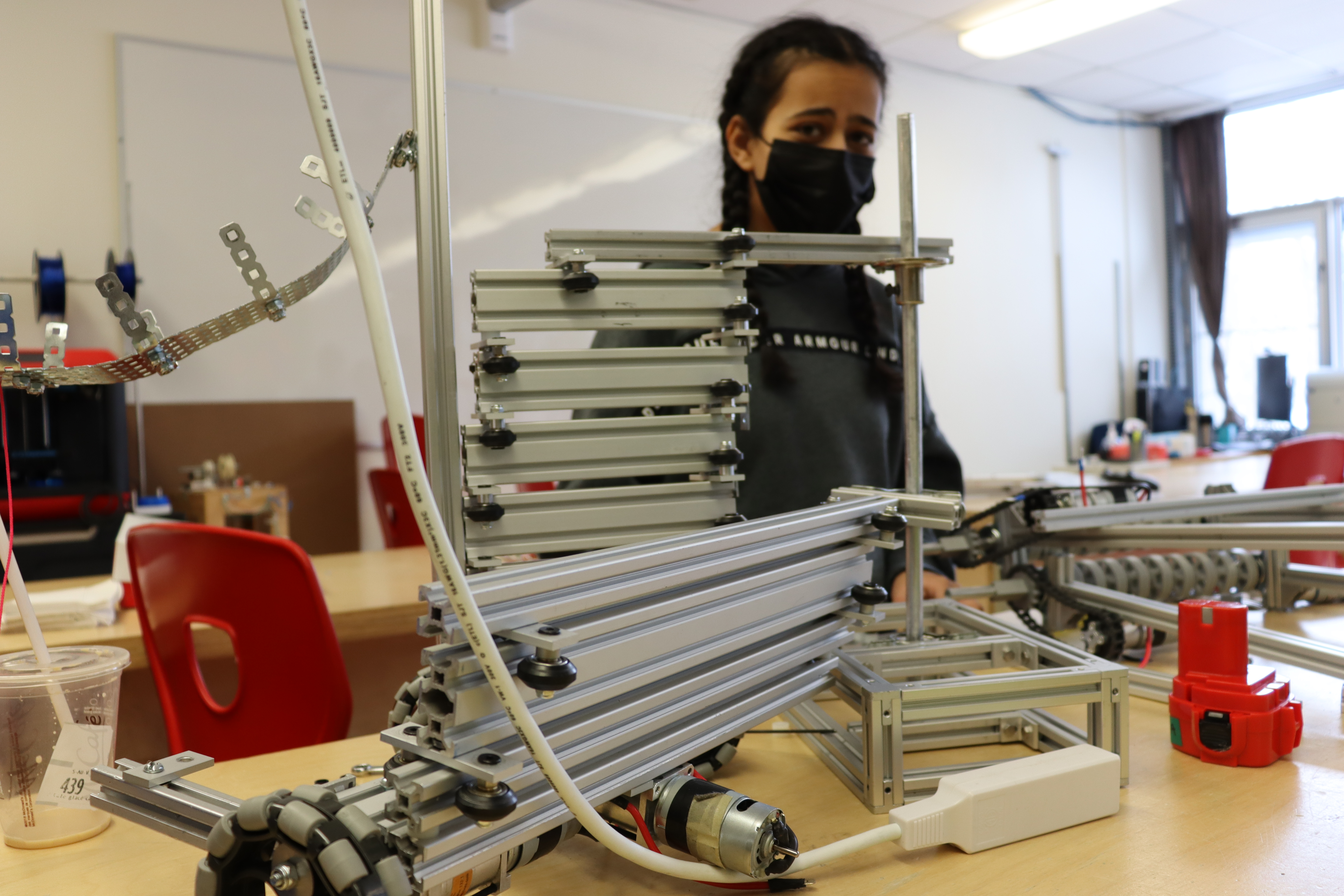 Youanna derrière une partie du robot